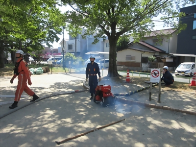 写真:可搬式ポンプのエンジン始動 【消防団の記録】千成消防団 2024年8月18日