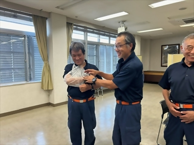 写真:レジ袋を使った三角巾 【消防団の記録】日吉消防団 2024年8月18日