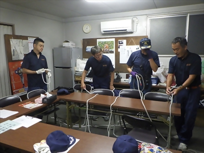 写真:もやい結びを作成しています 【消防団の記録】六反消防団 2024年8月18日