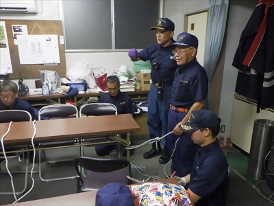 写真:対物もやい結びを作成しています 【消防団の記録】六反消防団 2024年8月18日