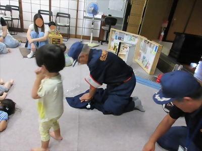 写真:ペットボトルで胸骨圧迫の訓練 【消防団の記録】六反消防団 2024年9月5日