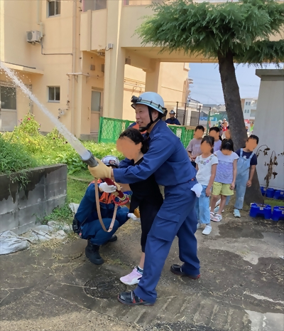 写真:児童が放水しています 【消防団の記録】中村消防団 2024年9月8日