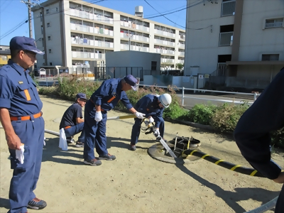 写真:防火水槽内に放水 【消防団の記録】八社消防団 2024年10月13日