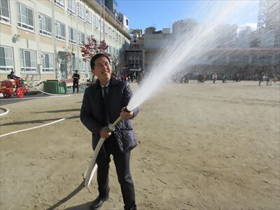 写真:市長放水 【消防団の記録】牧野消防団 2024年12月8日