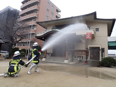 写真:柳消防団が消火訓練をしています。 2023年1月23日 柳消防団