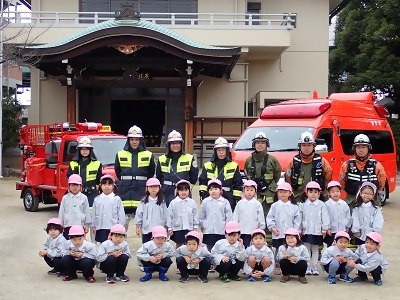 写真:柳消防団と柳保育園の集合写真 2023年1月23日 柳消防団