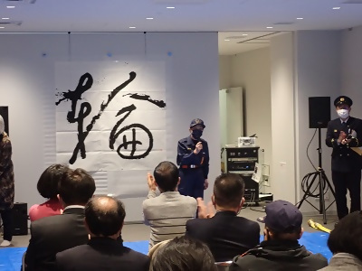 写真:消防団員による書道パフォーマンスの様子です。 2023年2月13日 日比津・諏訪・豊臣・本陣・則武・亀島消防団