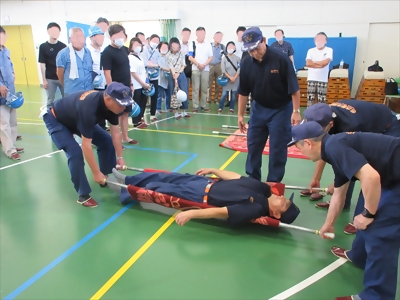 写真:応急担架作成の様子です 2023年9月17日 八社消防団