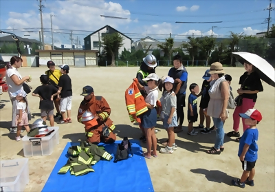写真:試着の様子です 2023年8月27日 八社消防団