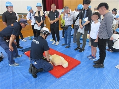 写真:心肺蘇生法訓練の様子です 2023年9月3日 稲葉地消防団
