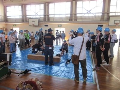 写真:救助資器材説明の様子です 2023年9月3日 稲葉地消防団