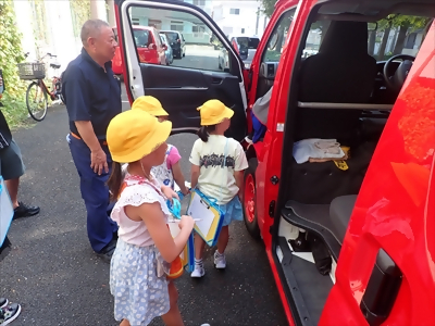 写真:車両見学の様子です 2023年9月28日 稲葉地消防団