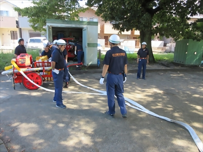 写真:ホース延長の様子です 2023年8月27日 稲葉地消防団