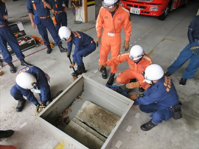 写真:救出訓練の様子です 2023年9月10日 稲西消防団