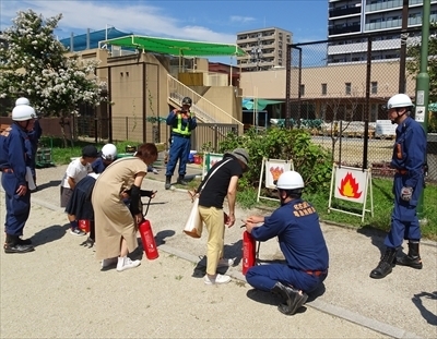 写真:消火器操作の様子です 2023年9月3日 中村区総合防災訓練(亀島学区)