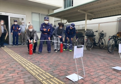 写真:消火器取り扱いの様子です 2023年4月2日 牧野消防団