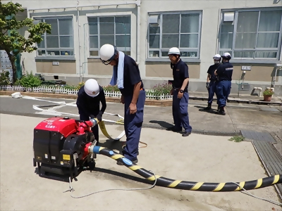 写真:ポンプ操作の様子です 2023年8月20日 牧野消防団