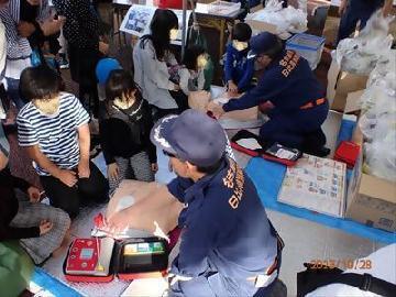 写真:救急講習の様子です。 【消防団の記録】中村区区民まつり 2023年10月28日