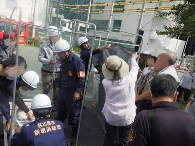 写真:仮設トイレ設営の様子です 2023年9月17日 新明消防団