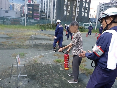 写真:消火器取り扱いの様子です 2023年9月17日 新明消防団
