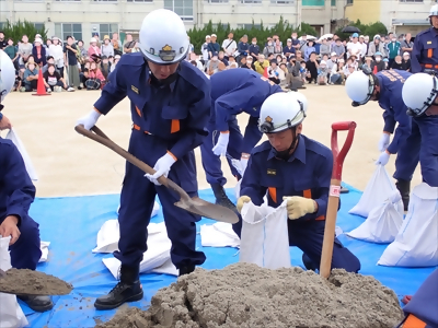 写真:土のう作成の様子です 2023年5月24日 岩塚消防団、八社消防団