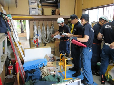 写真:物品検査の様子です 2023年7月9日 豊臣消防団