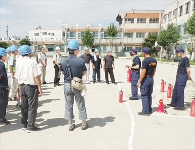 写真:消火器取扱の様子です 2023年9月3日 豊臣消防団