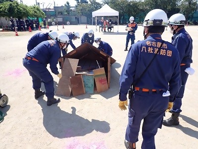 写真:消防団連合会訓練にて、救助訓練をしています。 2022年10月2日 中村区消防団連合会