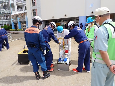 写真:則武消防団員がスタンドパイプ初期消火資器材の使い方を住民に教えています。 2022年9月4日 則武消防団