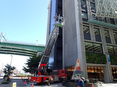写真:大学生消防団愛知大学分団員がはしご車に搭乗しています。 2022年9月5日 大学生消防団 愛知大学分団