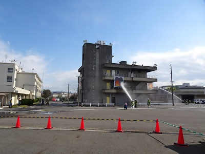 写真:消防団と消防隊による震災対応連携訓練発表会のようすです。1 2022年10月30日 震災対応連携訓練発表会