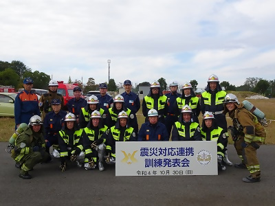 写真:消防団と消防隊による震災対応連携訓練発表会のようすです。 2022年10月30日 震災対応連携訓練発表会