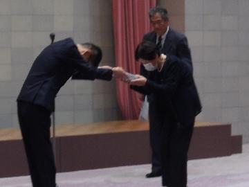 写真:表彰を受けられる前会長