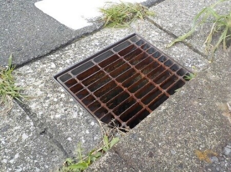 写真:グレーチング蓋の腐食