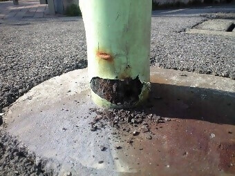 写真:街路灯の腐食