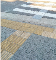 写真:点字ブロック