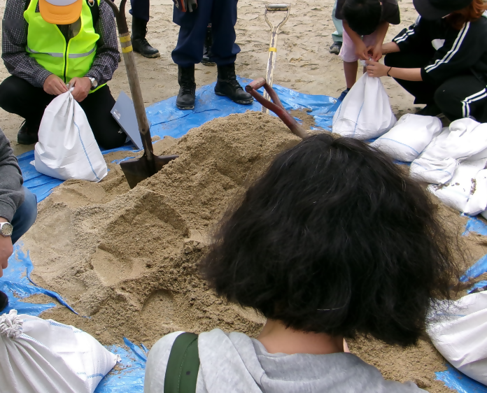 土のうを作成している様子の写真