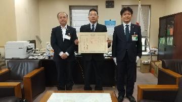 写真:紺綬褒章伝達式の様子