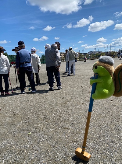 グラウンド・ゴルフ大会に参加するモリスちゃんの写真