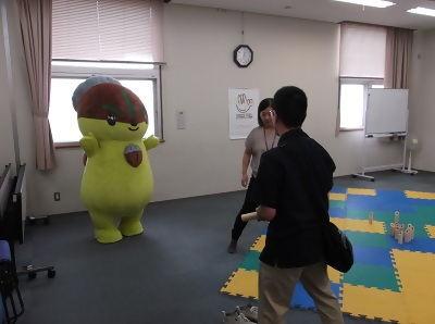 モルックをするモリスちゃんの写真