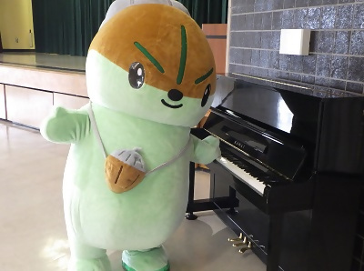 講堂のピアノを弾くモリスちゃんの写真