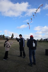 写真:連凧をあげている様子