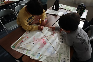 写真:凧を作っている様子