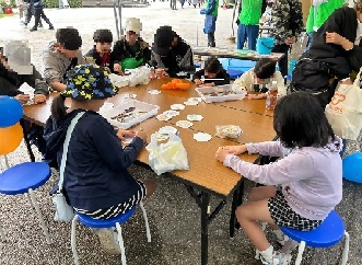 写真（ネイチャーポジティブの塗り絵をする参加者）