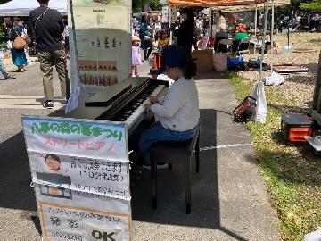 写真:ピアノを弾く女の子