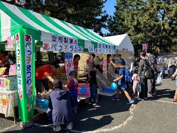 写真:昨年の様子(お菓子まつり)