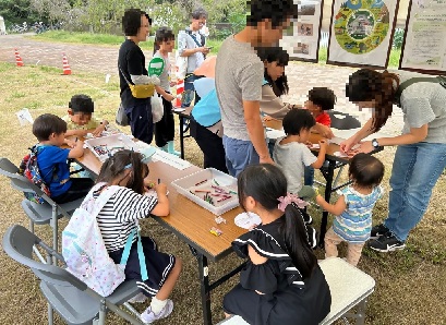 ネイチャーポジティブの塗り絵をする参加者