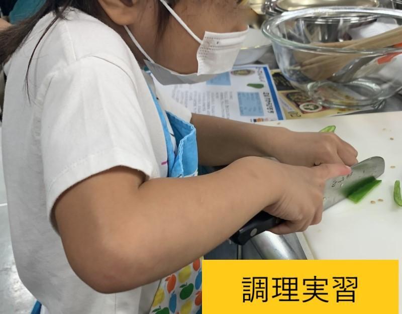 写真：調理実習（8月）の様子