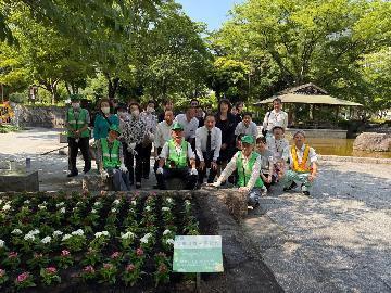 終了後、花壇と一緒に撮影した写真