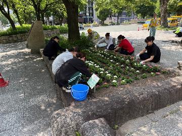 写真:名古屋観光ホテルの皆さまが花を植えている様子